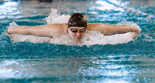 Maddie Russell Racing As A Member Of The Pacific Swim Team