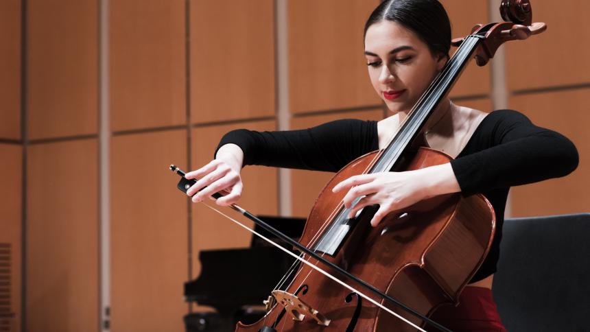 Music student Leiana Petlewski playing the cello