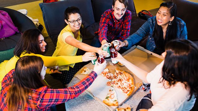 students eating pizza