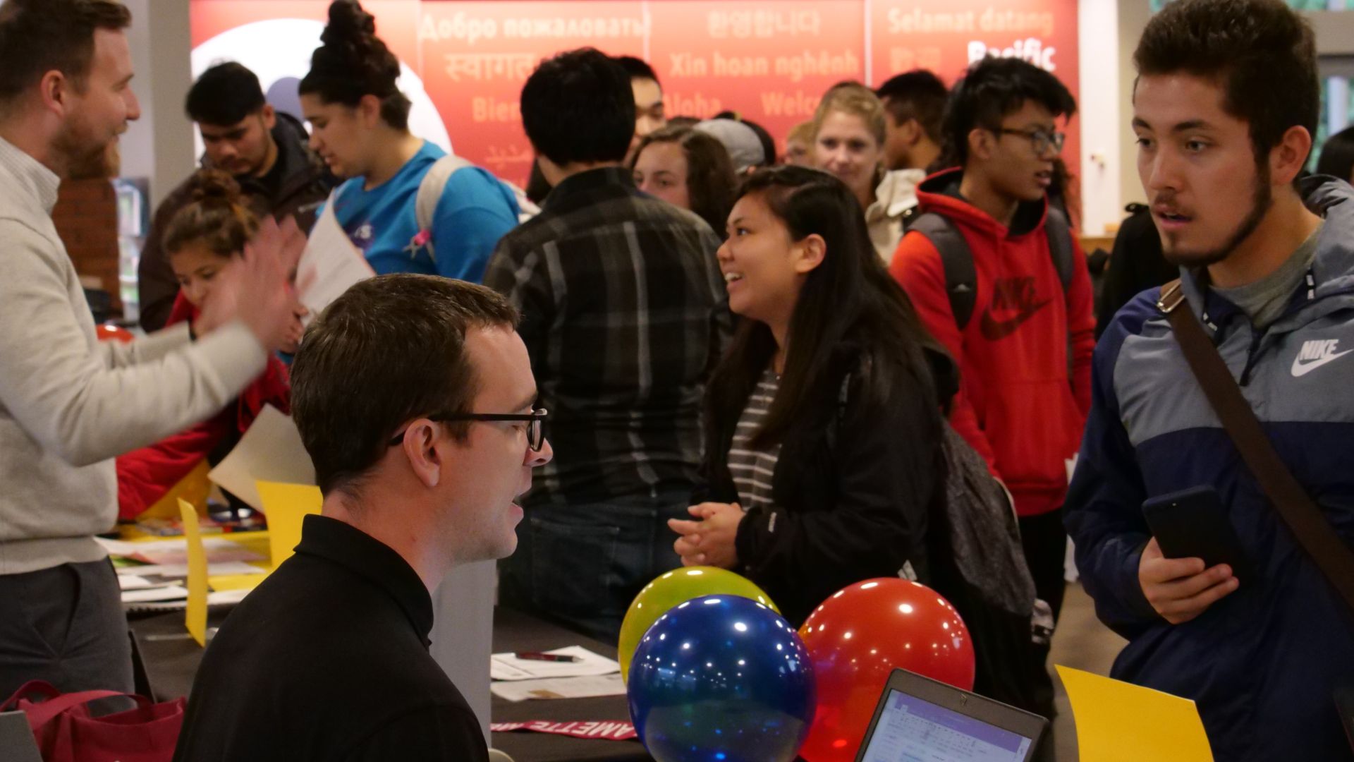 Students at an internship fair on campus